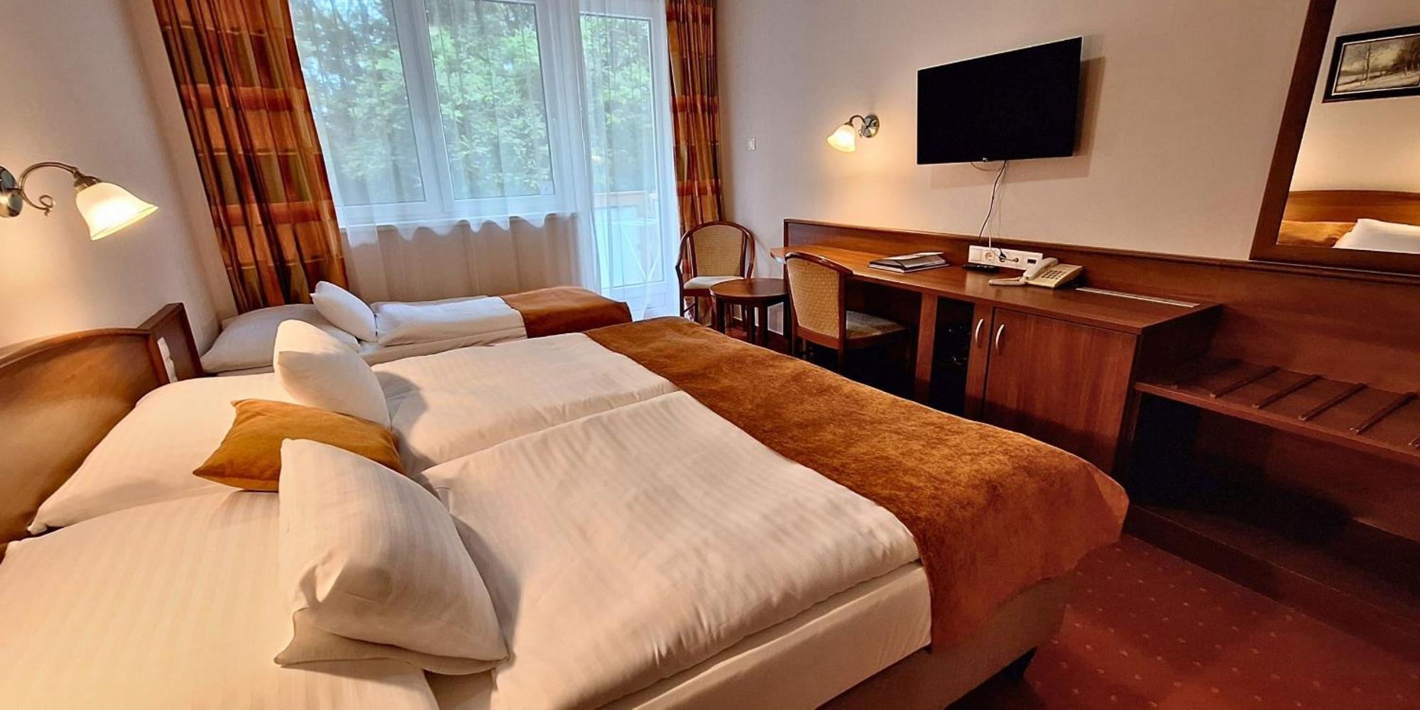 Doppel-/Zweibettzimmer mit Balkon